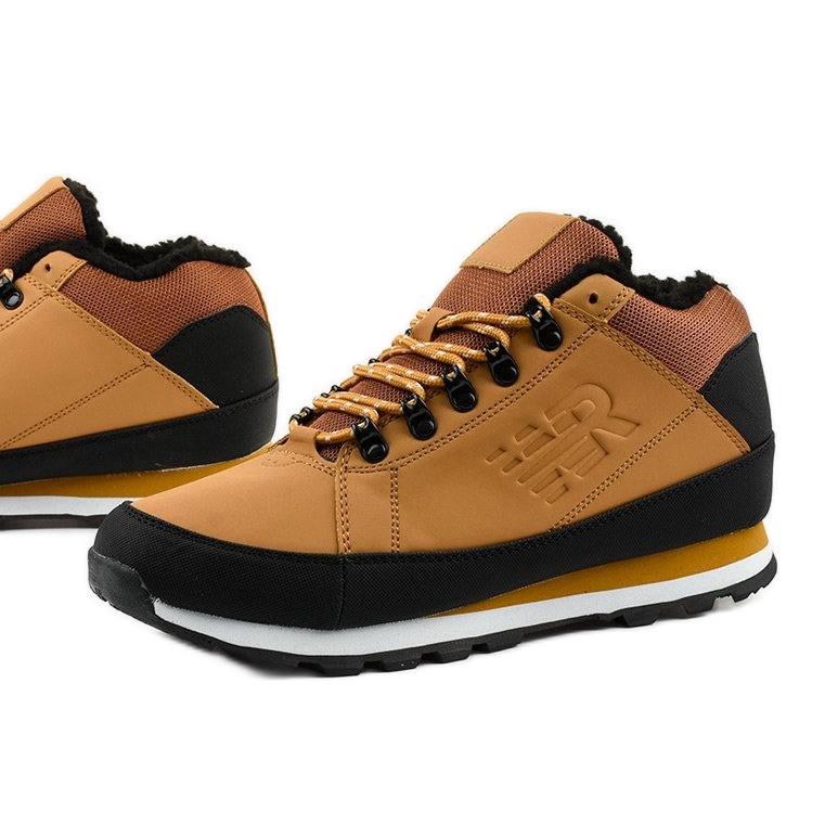 Světle hnědá izolovaná pánská sportovní obuv Grifar hnědý Světle hnědá izolovaná pánská sportovní obuv Grifar hnědý