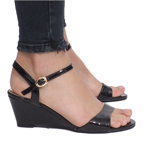 Černě lakované sandály na jemné klínové patě Queen černá