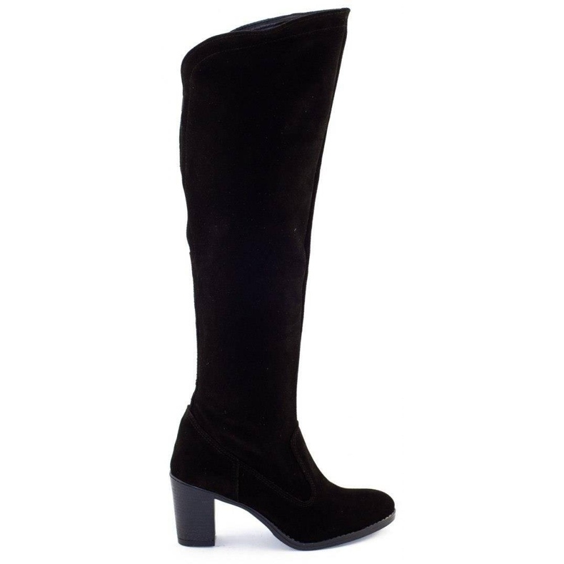 Olivier Agnes izolovala boty na černém sloupku černá