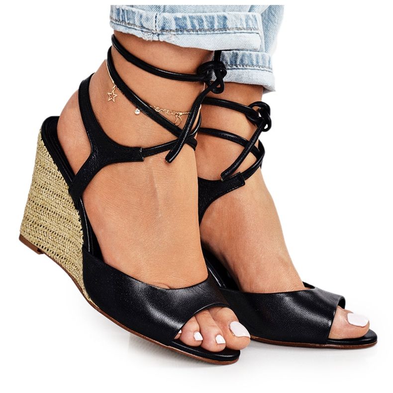 Kožené sandály na pleteném klínu Laura Messi 1944 černé černá