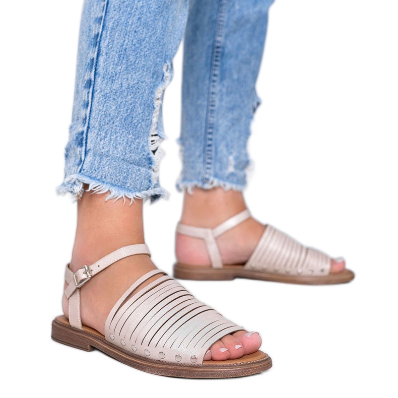 Hnědé béžové lesklé sandály béžový