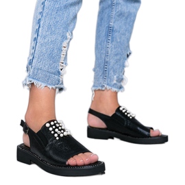 Černé sandály s perlami jako žena černý