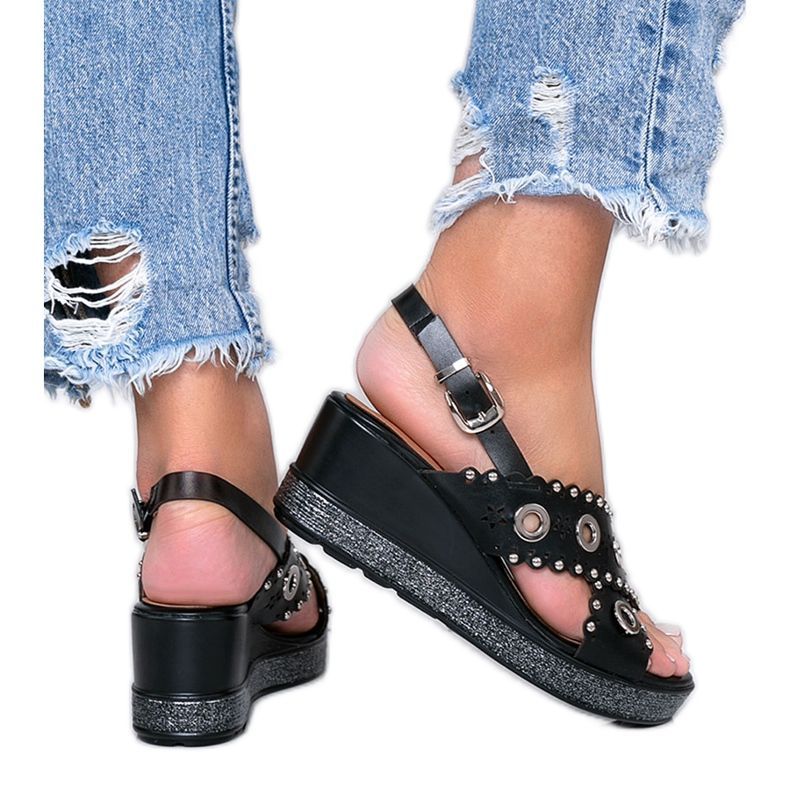 Černé sandály na klínku Mon černá