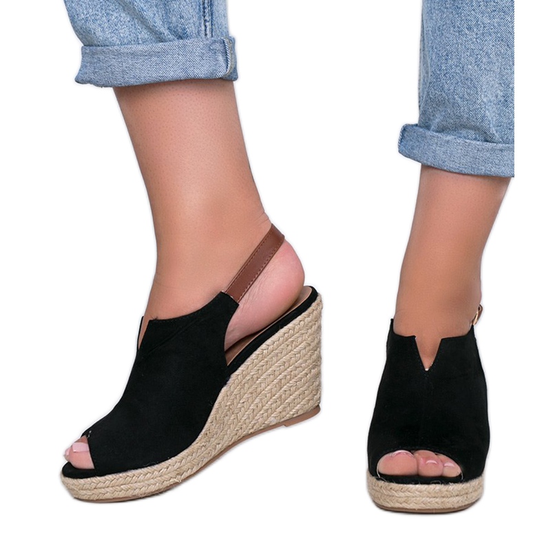 Černé klínové sandály od Lindy černá