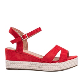 Červené espadrilky na klínu vycházejícího na Měsíc červený