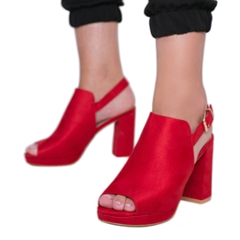 Červené sandály na postu Pimp