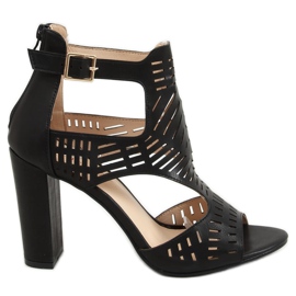 Černé prolamované sandály na podpatku S-860 černá