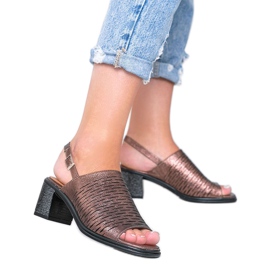 Hnědé metalické sandály na sloupku Cusi hnědý