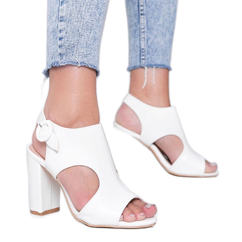 Bílé sandály na sloupku ve stylu Candy bílý Bílé sandály na sloupku ve stylu Candy bílý