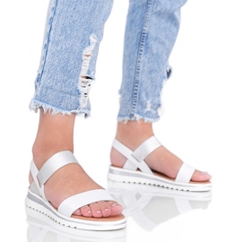 Bílé sandály na robustní podrážce Cro bílý