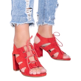 Červené šněrovací sandály na postu Isabelly
