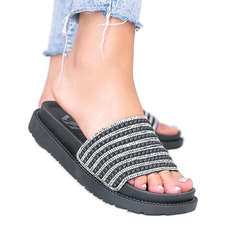 Černé pantofle bohatě zdobené Trishou černá