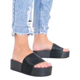 Černé pantofle na silné podrážce Crysta černý