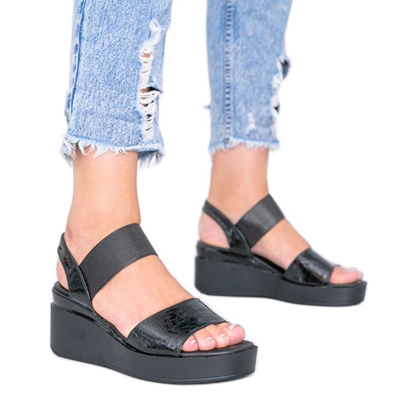 Černé klínové sandály od Tiffi černá Černé klínové sandály od Tiffi černá