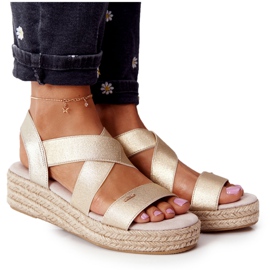 Klínové sandály s žebrovaným Big Star HH274414 Golden zlatý Klínové sandály s žebrovaným Big Star HH274414 Golden zlatý