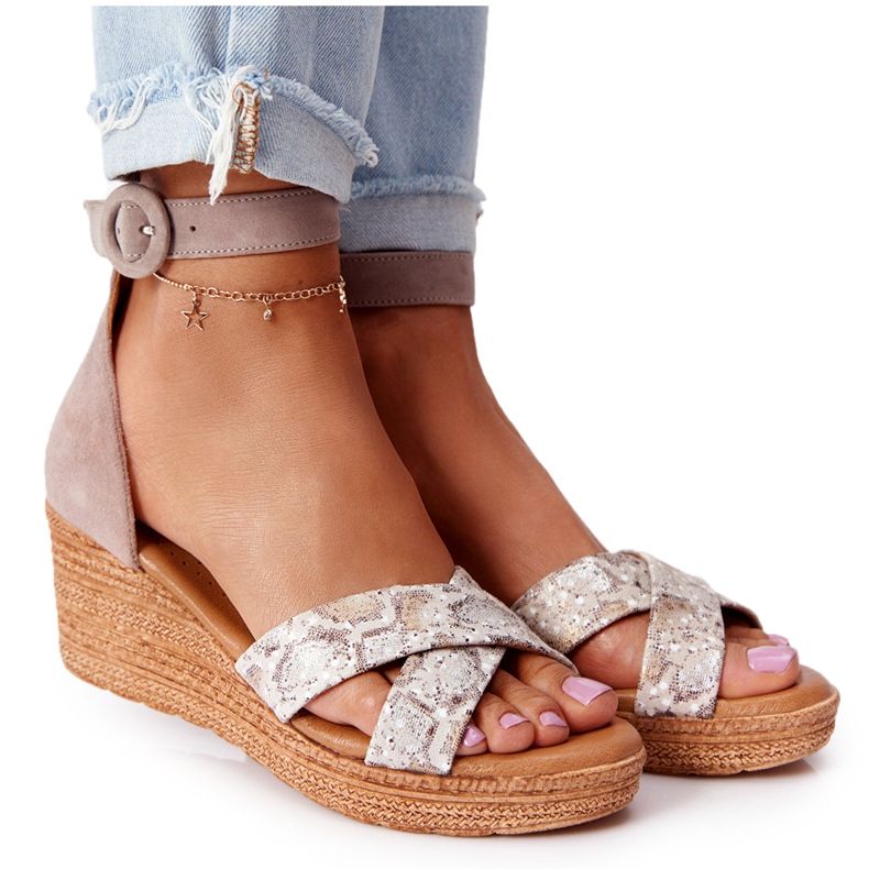 Semišové klínové sandály Maciejka 04565-04 béžovo-zlaté béžový