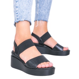 Černé klínové sandály od Wins černý