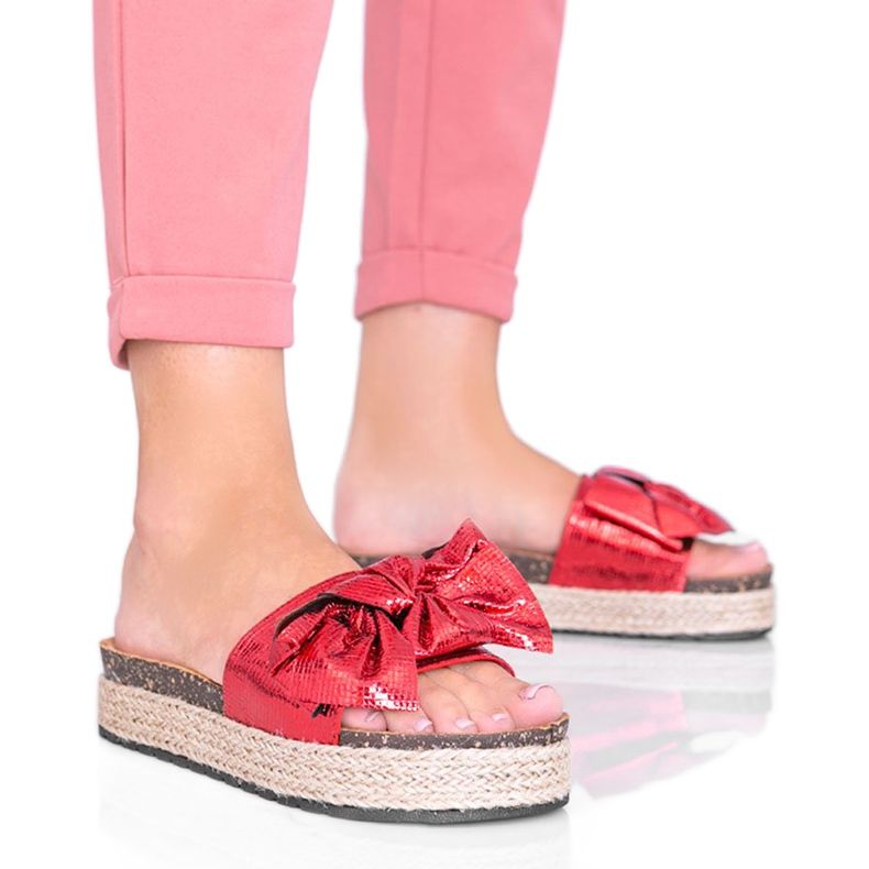 Červené pantofle Columbia s mašlí