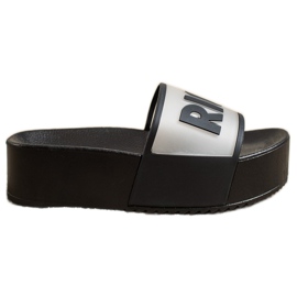 Small Swan Bohaté pantofle na platformě černý