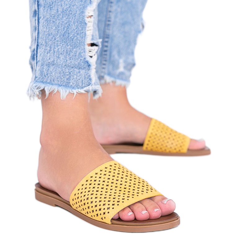 Žluté prolamované dámské pantofle Ballera žlutá