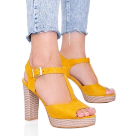 Hořčičné sandály na Filyině příspěvku žlutá