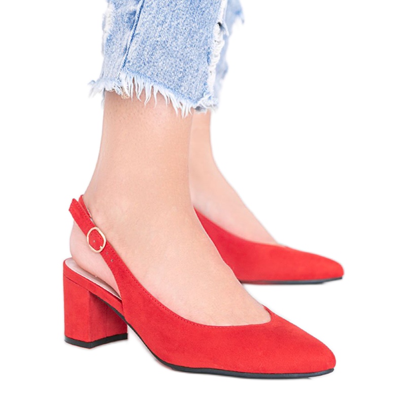 Červené lodičky na postu Petty