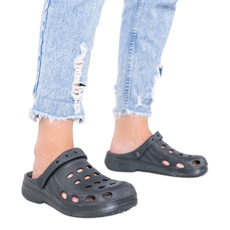 Černé dámské pantofle Karolinos černá