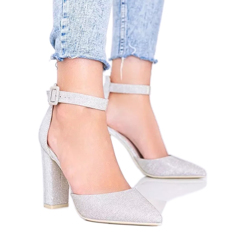 Lesklé béžové lodičky na Milaině postu béžový