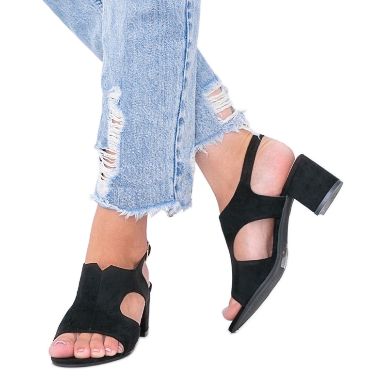 Černé sandály na nízkém sloupku Buenna černá