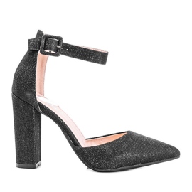 Černé lesklé lodičky na Milaině postu černý