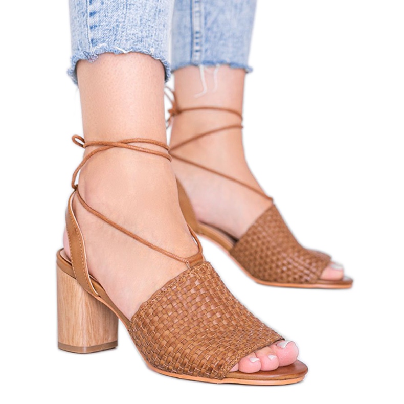 Hnědé pletené sandály na sloupku Estrella hnědý