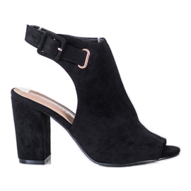 Bestelle Uzavřené sandály s přezkou černá