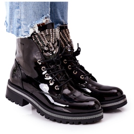 Lakovaní teplí dělníci s černým kubickým zirkonem černá