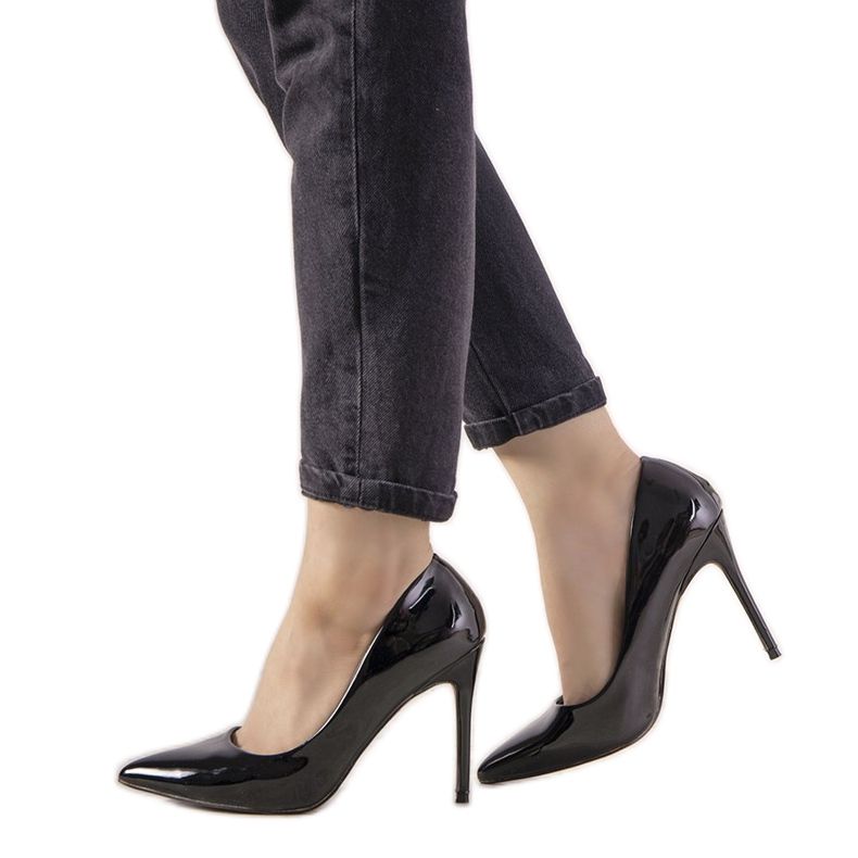 Černě lakované podpatky z Ibizy černá