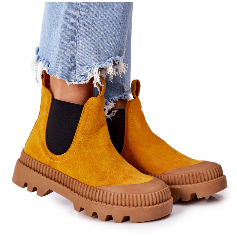 Mulanka Pracovníci na semiši na žluté platformě pojďte se mnou žlutá