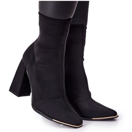 Boty na sloupku s černým elastickým textilním efektem