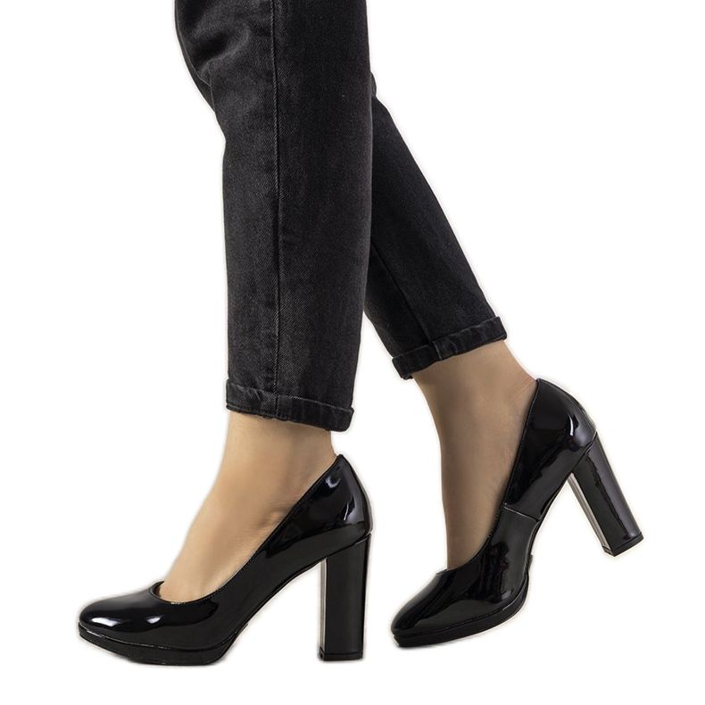 Černě lakované lodičky na pilíři Bellisima černá