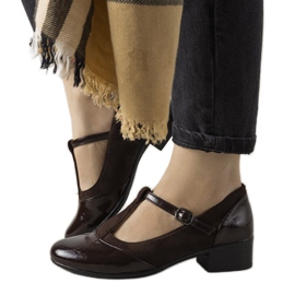 Hnědé lodičky na sloupku s lakovanou manamskou špičkou hnědý