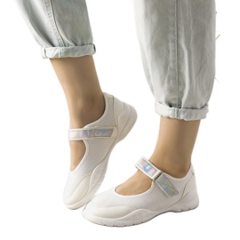 Bílé sportovní boty s holografickou vložkou Melania bílý Bílé sportovní boty s holografickou vložkou Melania bílý