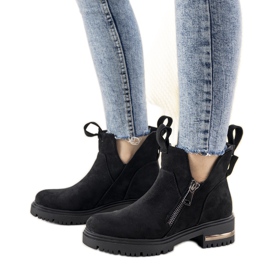 Černé boty s úžasnými výřezy černá