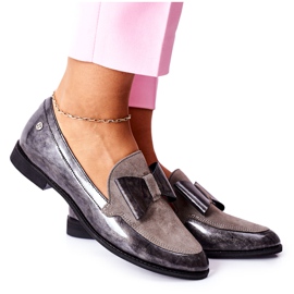 Dámské lakované mokasíny Brogues Maciejka šedé 04099-03 / 00-1 šedá Dámské lakované mokasíny Brogues Maciejka šedé 04099-03 / 00-1 šedá