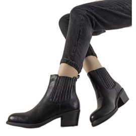 Černé nazouvací kotníkové boty na sloupku Pena černá Černé nazouvací kotníkové boty na sloupku Pena černá