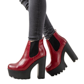 Červené kotníkové boty na sloupku Zellola