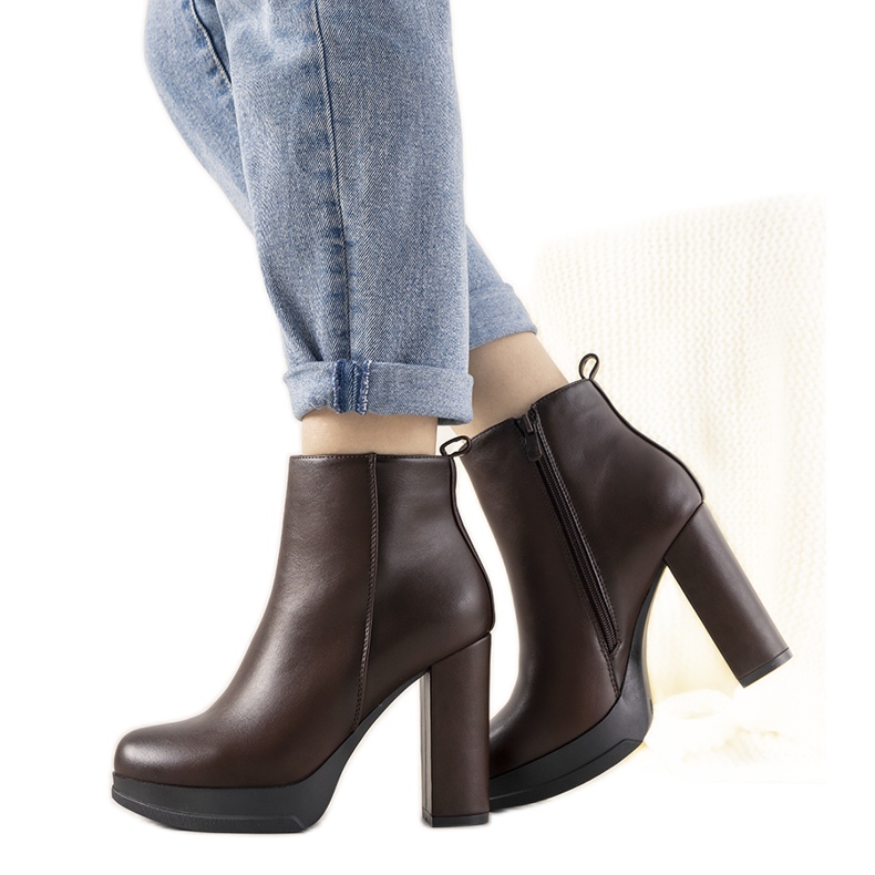 Klasické dámské hnědé kotníkové boty na sloupek Feria hnědý