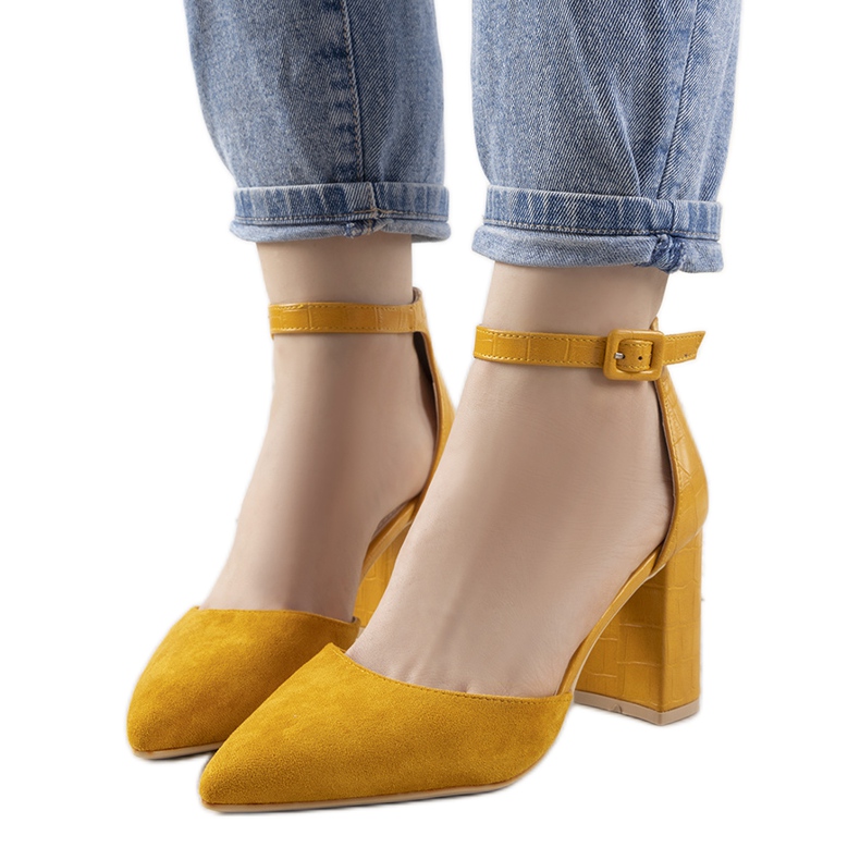 Hořčičná čerpadla na Natalieho postu žlutá