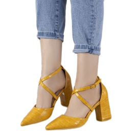 Žluté lodičky na sloupku Strutt žlutá