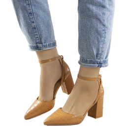 Velbloudí pumpy na Daviesově postu hnědý