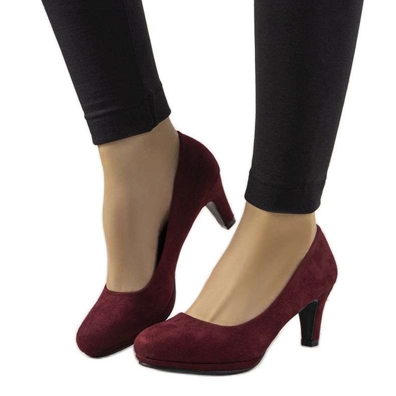 Burgundské lodičky na jehlovém Eiffelově červené