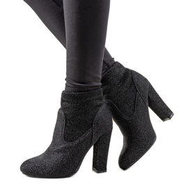 Černé lesklé kotníkové boty na sloupku Birgit černý