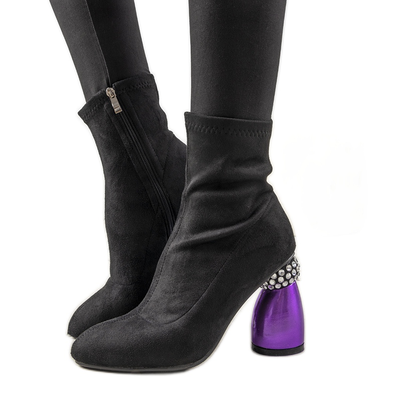 Černé kozačky na ozdobném Bazinově sloupku černá